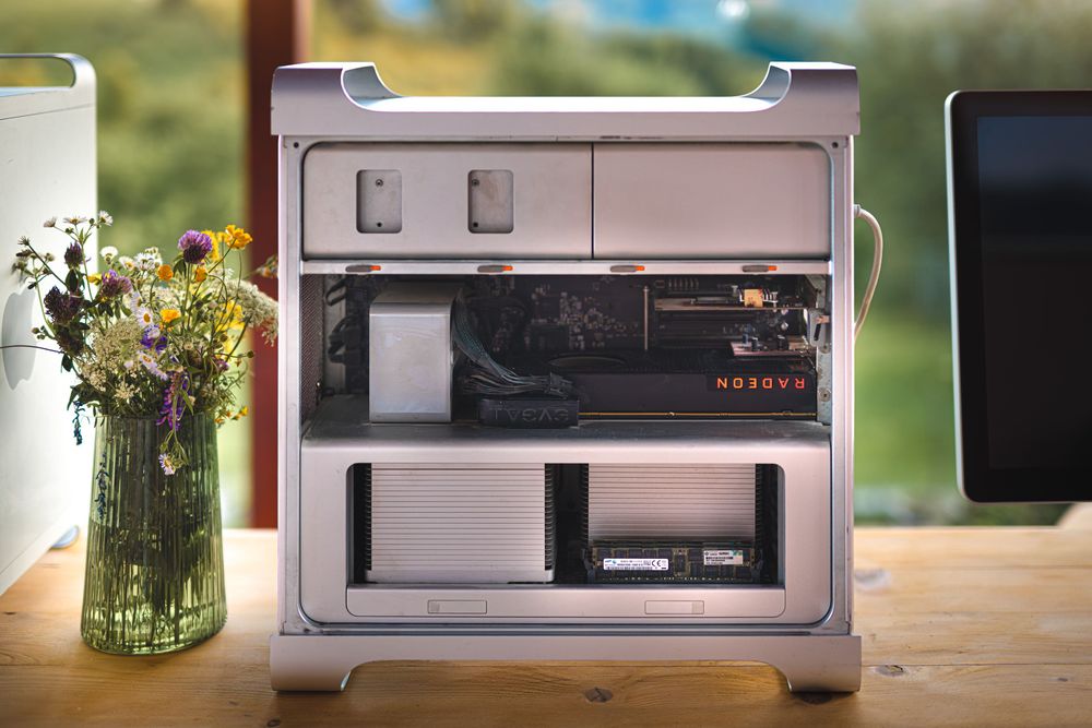 MacPro 4.1->5.1 desktop Apple, 2 procesoare Xeon, 96GB RAM, SSD PCIe, configurație custom – editare foto/video sau stație grafică