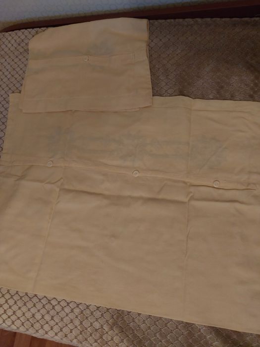 Две жълти калъфки