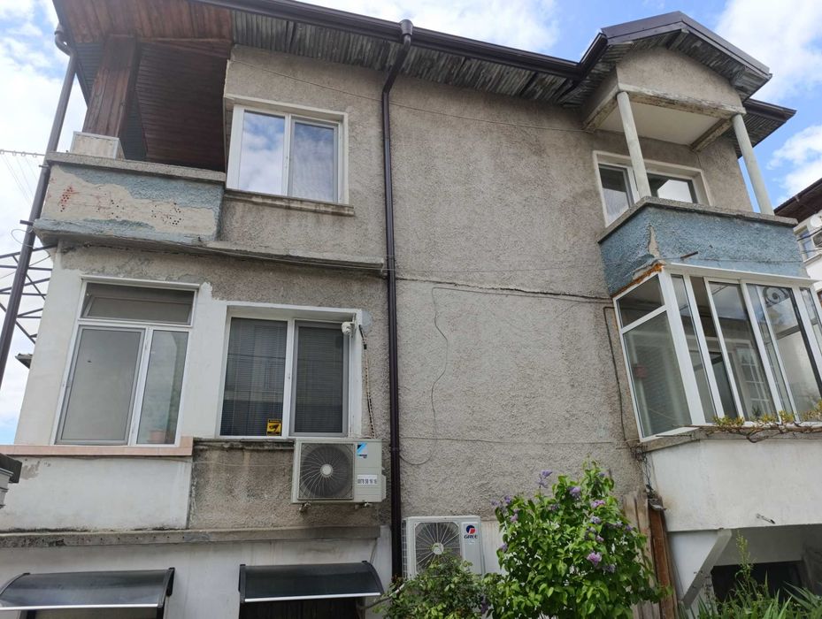 Продава два етажа + гараж Стар Център на Смолян