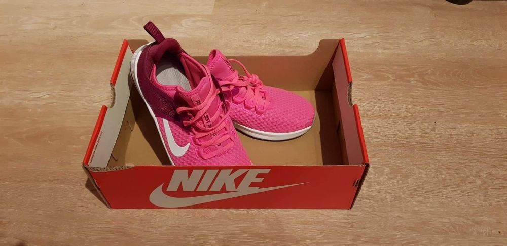 Adidasi NIKE noi, originali