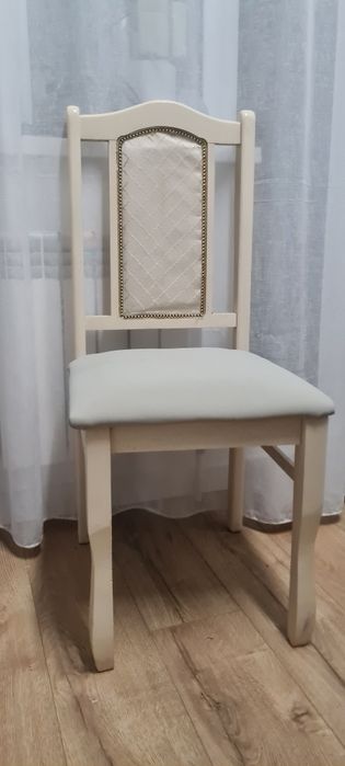 Стул деревянный.