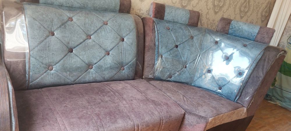 Продаётся диван и два кресла.