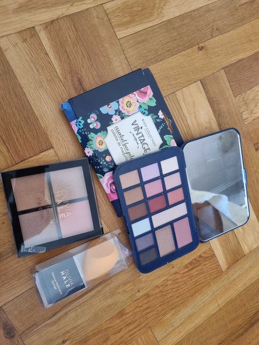 Комплект гримове козметика сенки хайлайтър и гъба