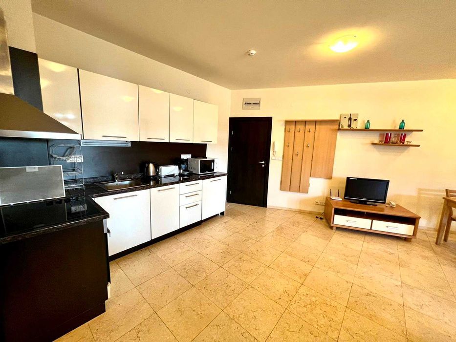 Тристаен апартамент в к-с „Райска градина“, Първа линия