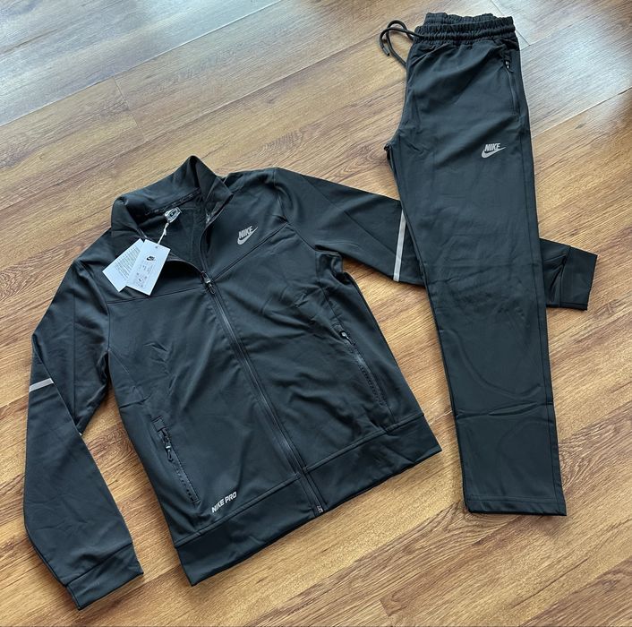 Мъжки,полиамиден,черен екип Nike без качулка,с ципове на джобовете