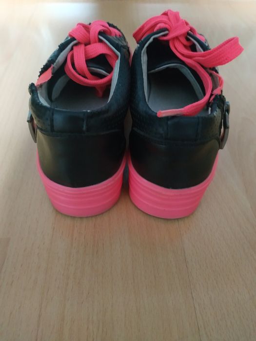 Продам женскую обувь.