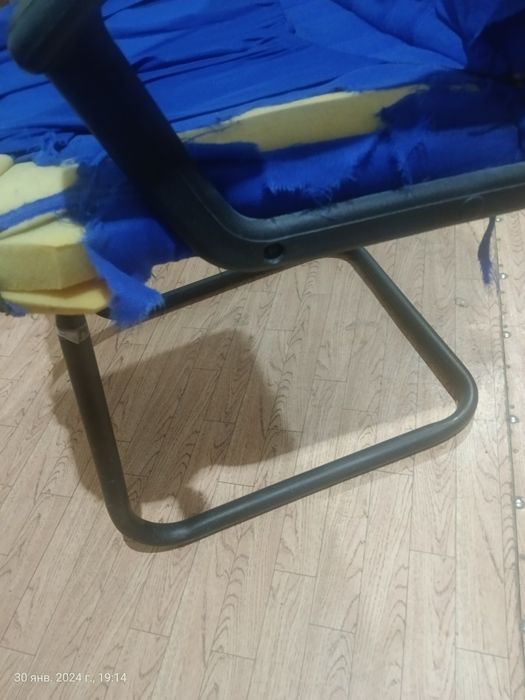 Продаются кресла на реставрацию.