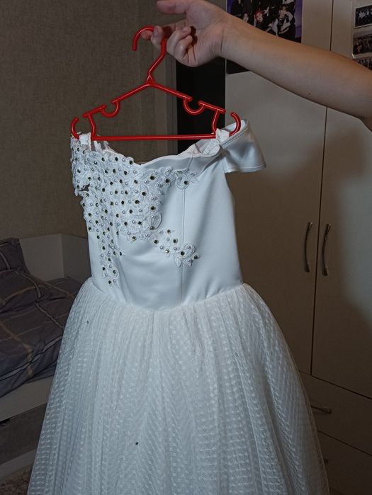 Продам платье на девочку на рост 130-140