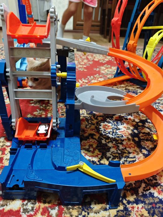 Продается моторизованный игровой набор Hot Wheels Factory Raceway