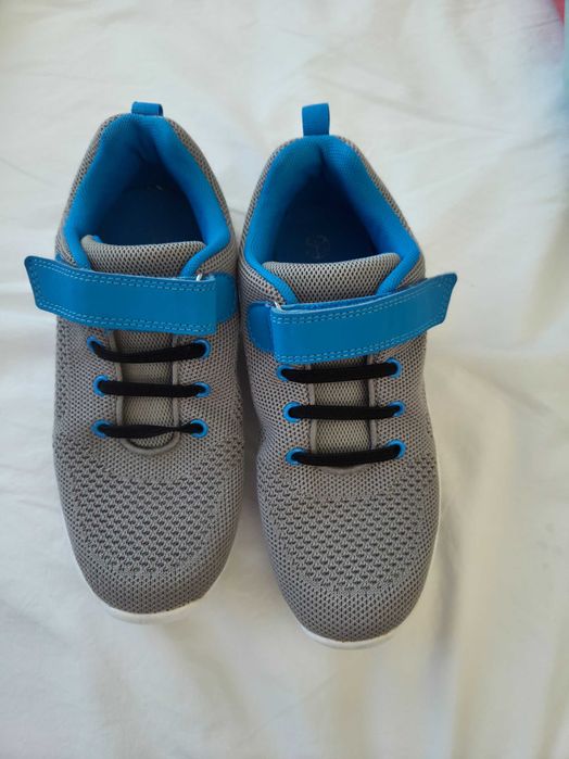Детски маратонки с велкро лепенки.