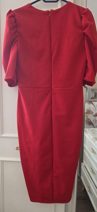 Официална червена рокля с цепка  обличана веднъж