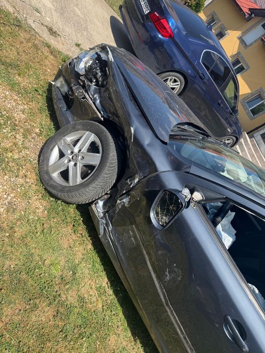 Vând SKODA OCTAVIA 2  Avariată
