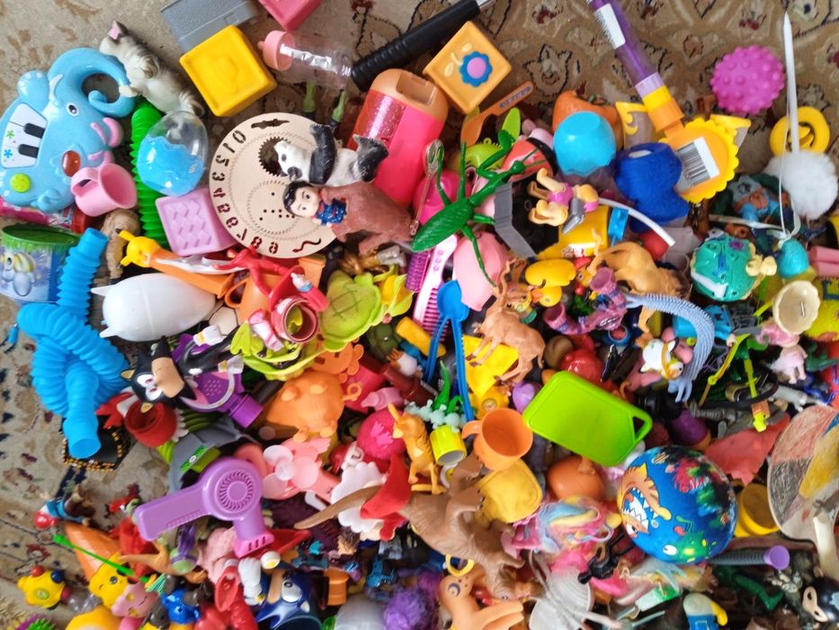 Игрушки разные продам.