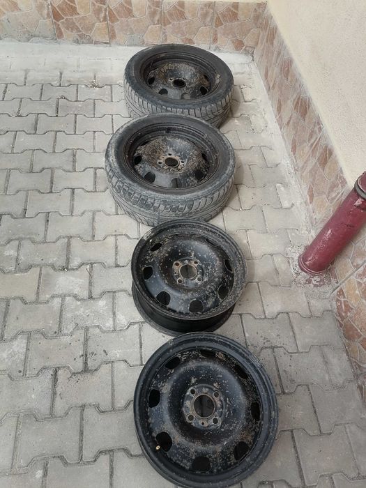 Jenti tabla 307 peugeout in perfecta stare cu 2 anvelope de inlocuit. Je tuile nu sunt I doute dau sudate.