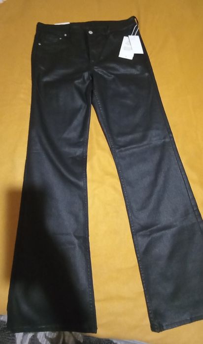 Pantaloni negri cu aspect peliculizat