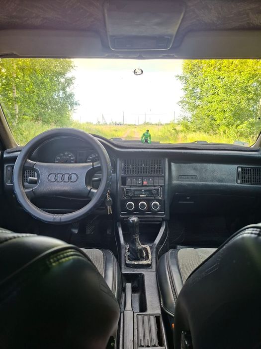 Увереная Ауди 80 б4