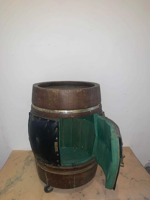 Bar cu rotile prelucrat din butoi de lemn