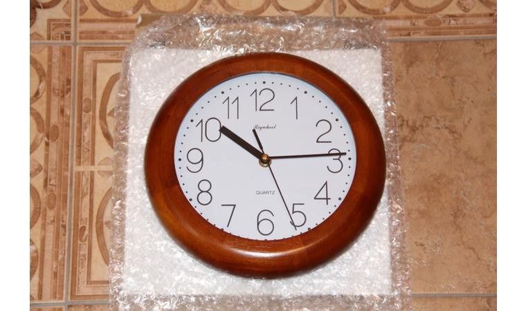 Часы настенные в деревянной рамке