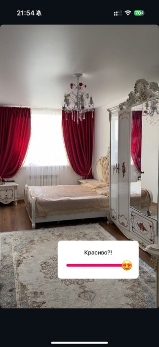 Шторы с бахромой в идеальном состоянии.