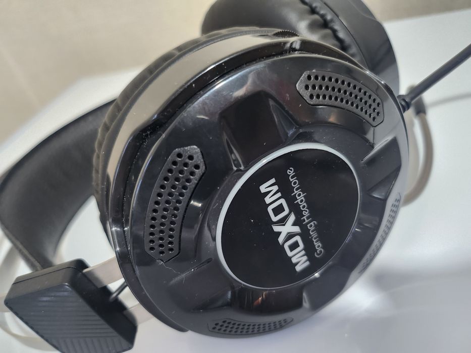 Наушники продам Moxom