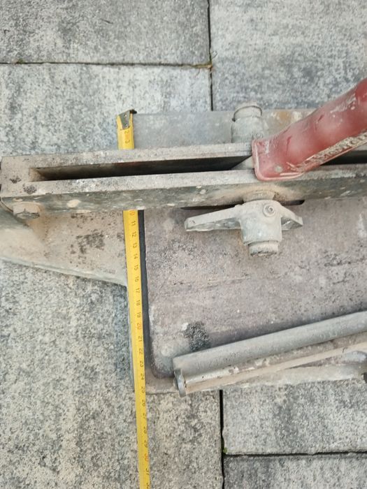 Vînd mașini de tăiat faianță și gresie