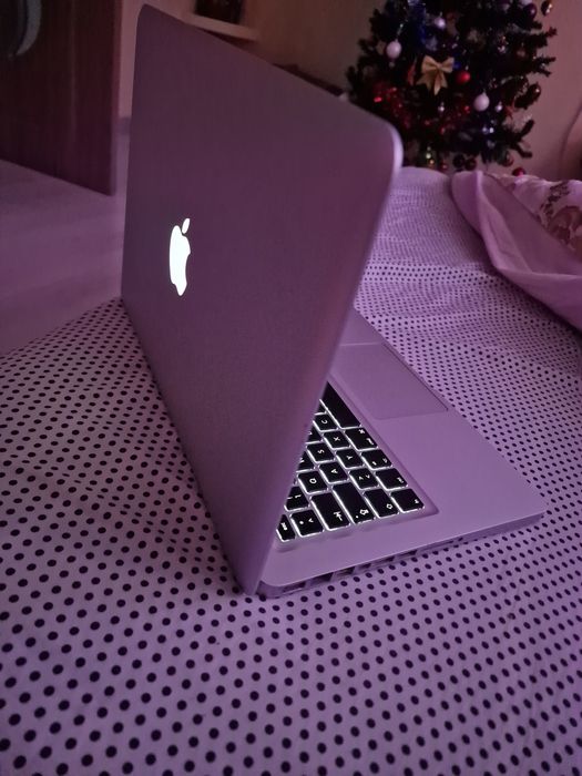 Vând MacBook Pro original, super îngrijit, cu Windows 10 Pro instalat,