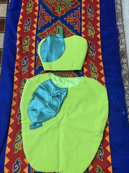 Продам детский костюм - яблоко