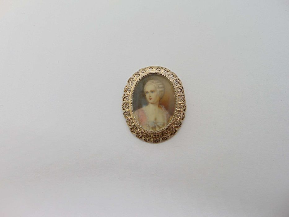 Brosa din argint filigran aurit cu pictura de epoca