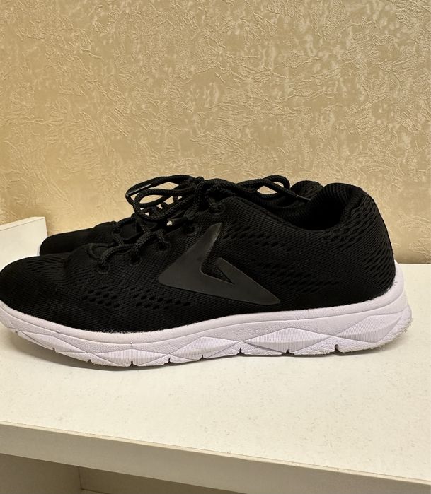 Продам кроссовки детские