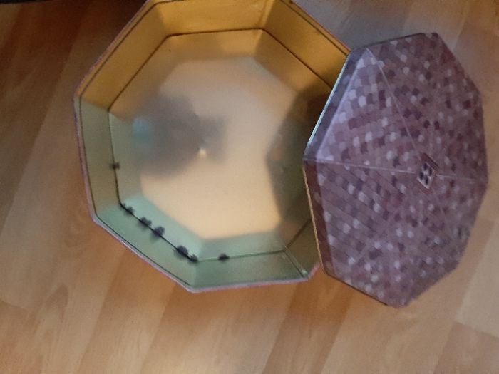 Стара английска метална кутия винтидж