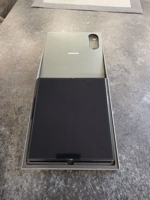 Продавам Samsung Galaxy Z8 Ultra + Galaxy Buds 4 Pro