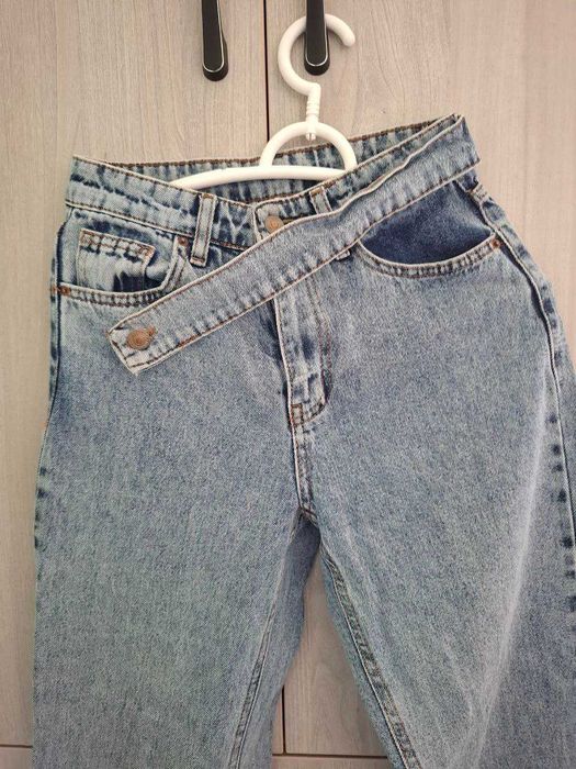 Katta kokraklar mushuklarni ishqalaydi