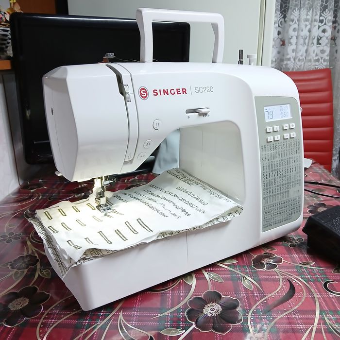 Masina de cusut SINGER SC220 cu butoniera automata dintr-un singur pas