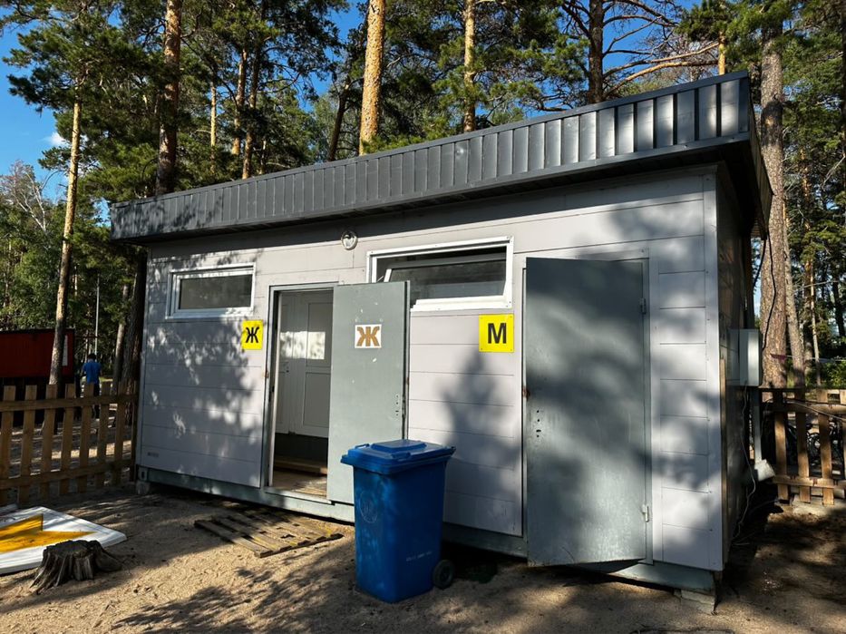 Биотуалет, на 6 мест. Находится в Боровом