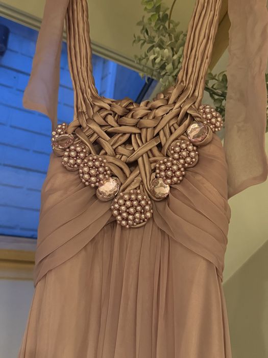 Официална рокля с ръчни орнаменти