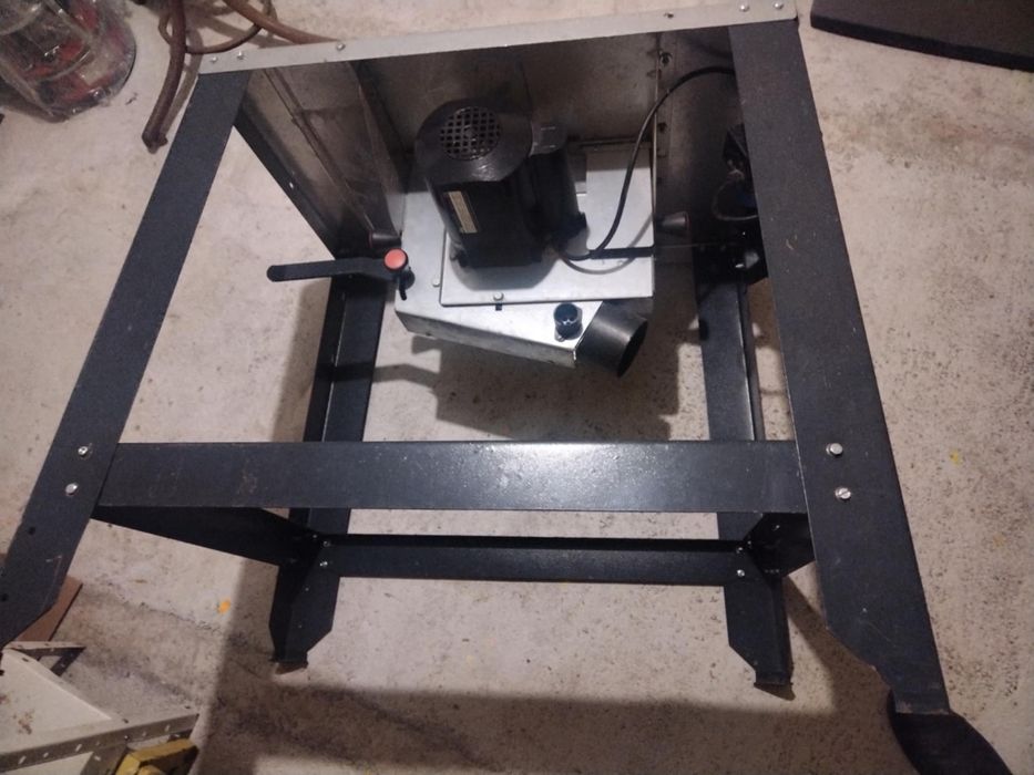 Голям немски стационарен циркуляр с режещ диск Ф 315мм
Височина на ряз