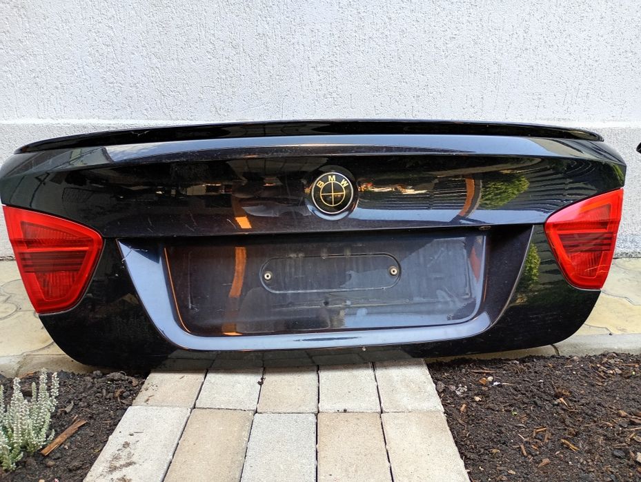 Capotă șpate completă BMW e90 non facelift cu stopuri și eleron NEGRU