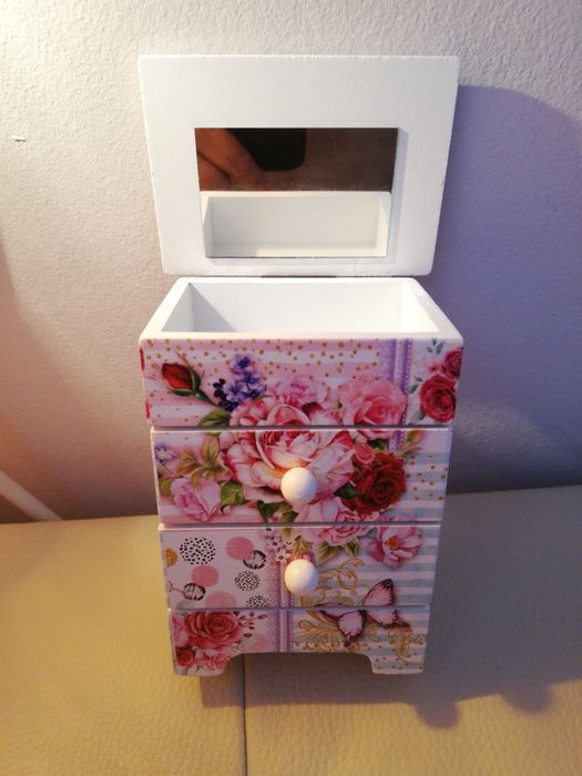 Мини секционно шкафче за бижута с 3 чекмедженца