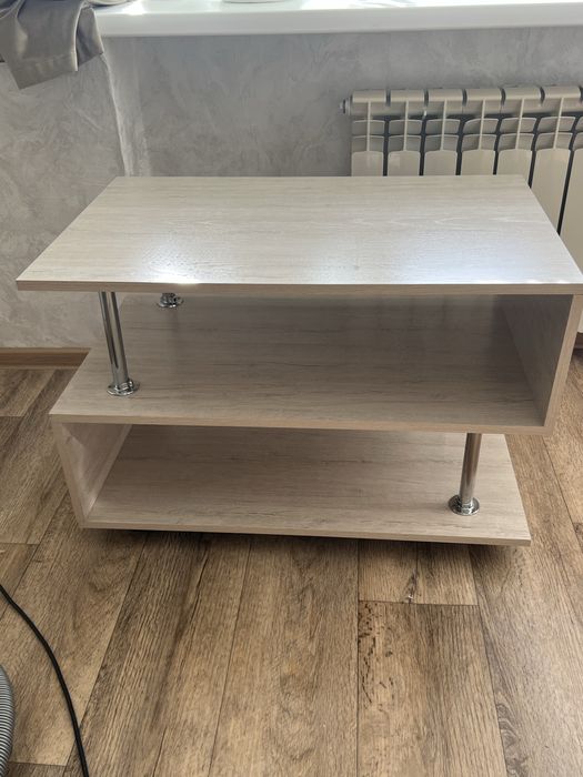 Столик в хорошем состоянии без сколов и вздутий