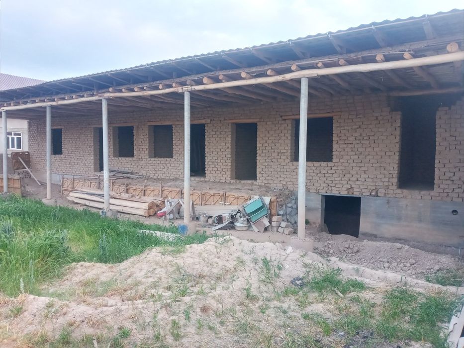 Кибрай тумани 5 сотихли битмаган уй билан енги махала