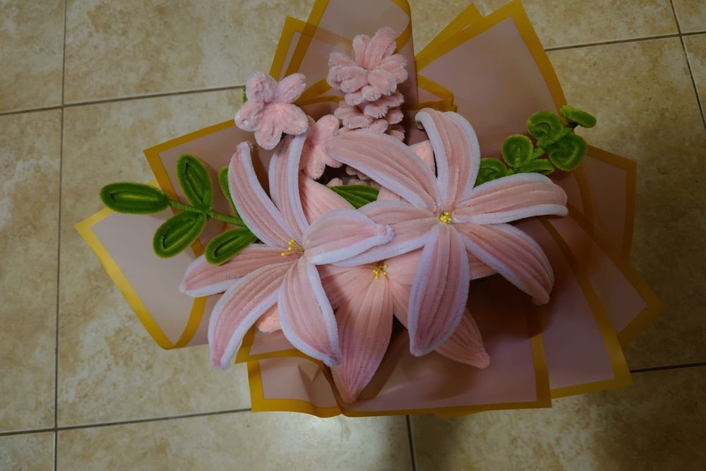 Букет с цветя от мъхеста тел