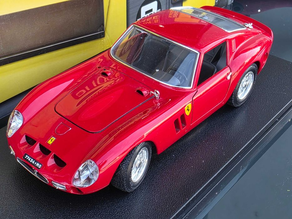 Macheta Auto 1/18 Burago Triple 9 Case Ferrari GTO