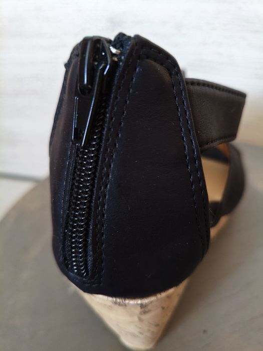 Стильные босоножки на танкетке