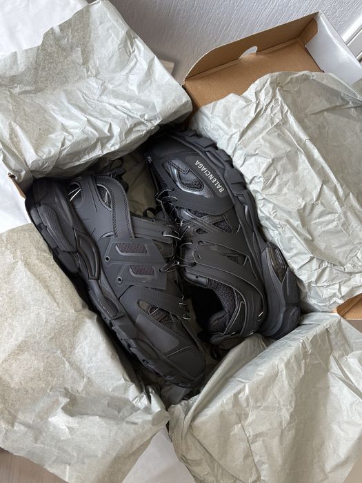 Продам новые кроссовки размер 45