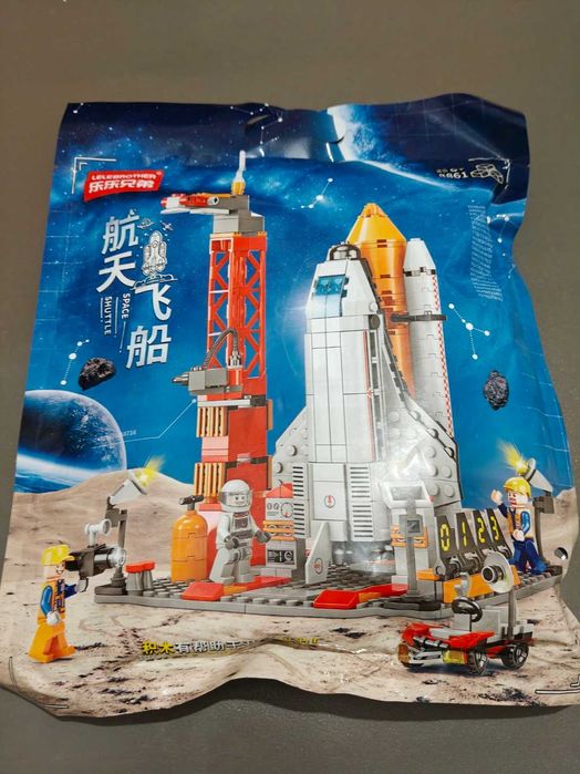 Set cu piese de constructii tip Lego Space Center cu 521 piese