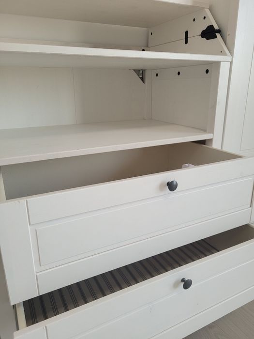 Vand dulap haine + masa de infasat/comoda Sundvik Ikea