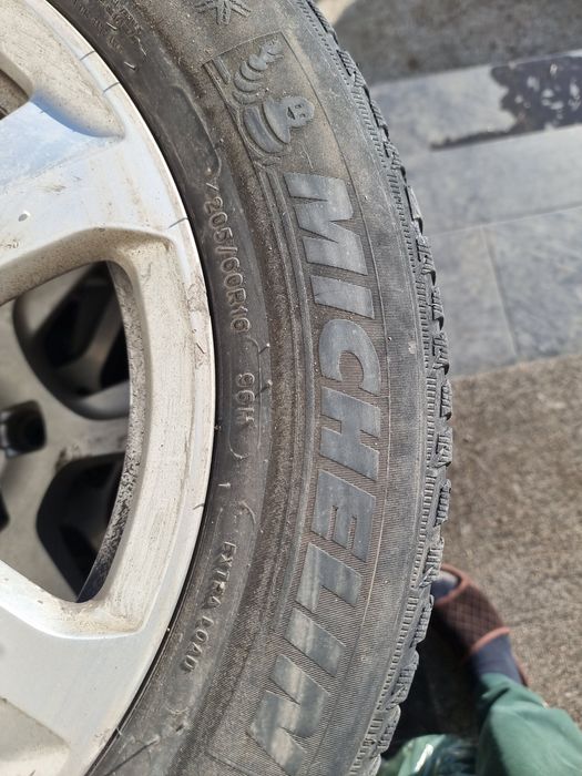 Jante aliaj cu anvelope de iarnă 205 60 16 (Michelin Alpin 5)