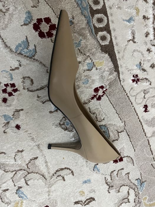 Кожанные туфли в каблуках