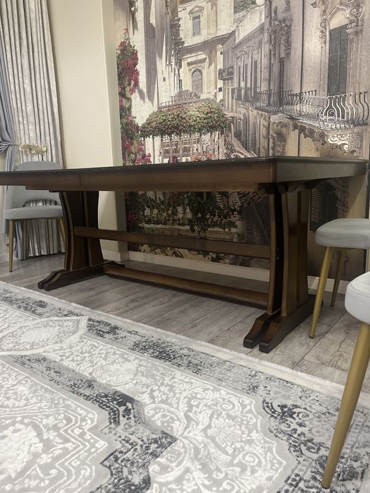 Стол для гостинную комнату