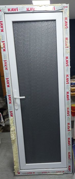 Дверь пластиковая в отличном состоянии